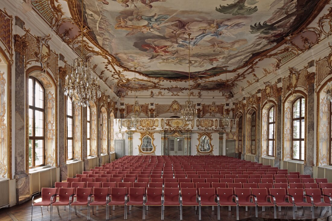 kleiner goldener Saal von der Bühne aus mit Vollbestuhlung