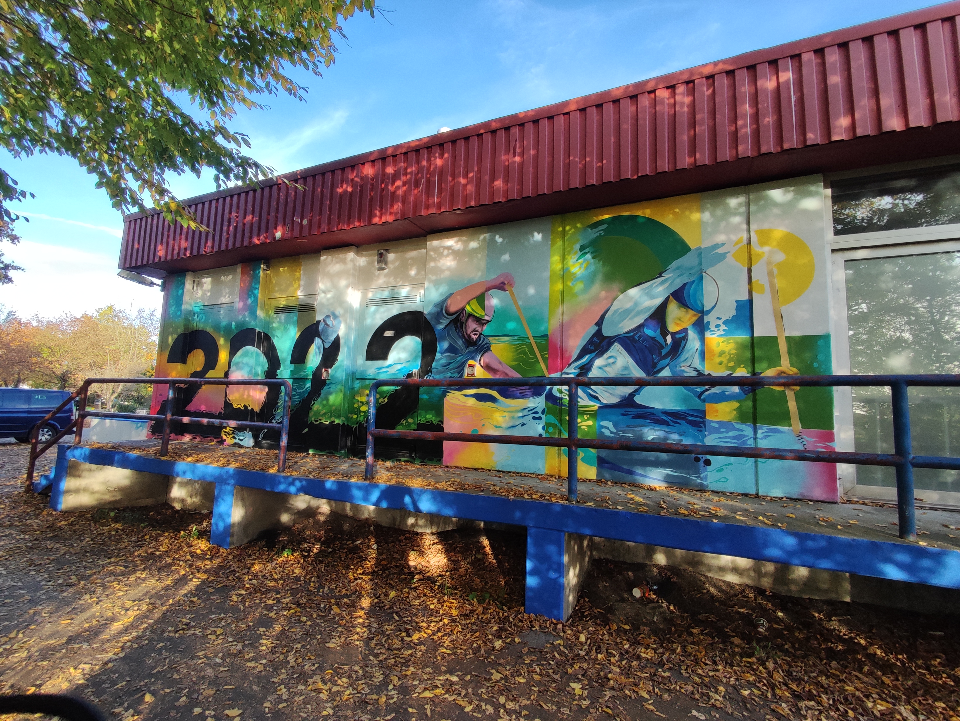 Eine mit Graffiti bemalte Fassade. Das Motiv: Zwei Kanuten mit der Jahreszahl 2022. 