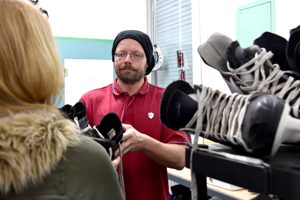 Wem das passende Schuhwerk fehlt, kann sich vor Ort Schlittschuhe ausleihen. Erwachsene zahlen 5 Euro pro Paar, Kinder und Jugendliche 2 Euro. Foto: S. Kerpf/Stadt Augsburg