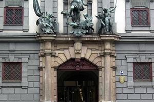 Der Eingang zur ehemaligen Fahrzeughalle – heute ein Ausstellungsraum. Quelle: S. Kerpf/Stadt Augsburg