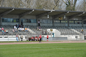 Die Tribüne in der Sportanlage Karl-Mögele bietet Platz für 900 Zuschauer. Quelle: S. Kerpf/Stadt Augsburg