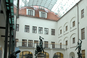 Die Attraktion ist der glasüberdachte Innenhof im Maximilianmuseum. Quelle: S.Kerpf/Stadt Augsburg
