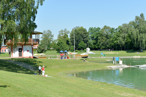 Mit gutem Blick auf den ganzen See – die Wasserwachtstation. Quelle: Naturfreibad Haunstetten e.V.