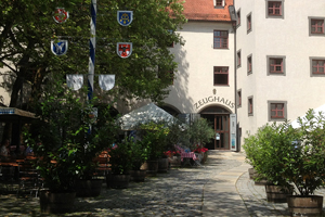 Biergarten, Begegnungsstätte und Seminarräume – das Zeughaus. Quelle: S. Kerpf/Stadt Augsburg