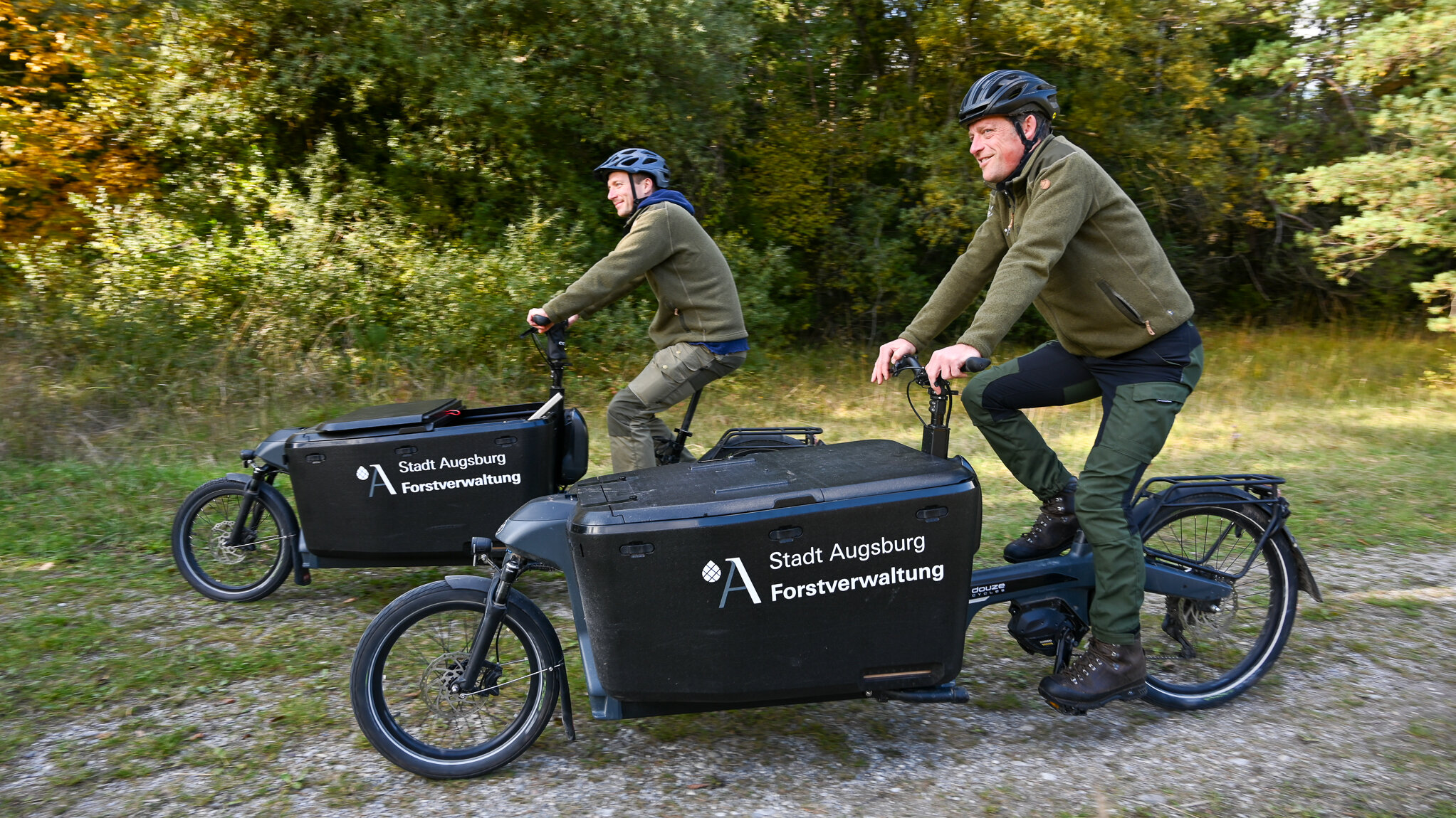 Die Förster der Reviere Siebenbrunn und Haunstetten radeln mit dem  E-Lastenräder durch die Wälder