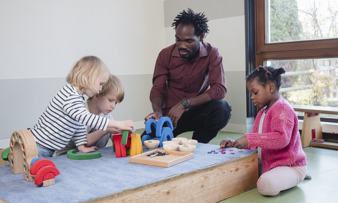 Erzieher beim Bauen und Konstruieren