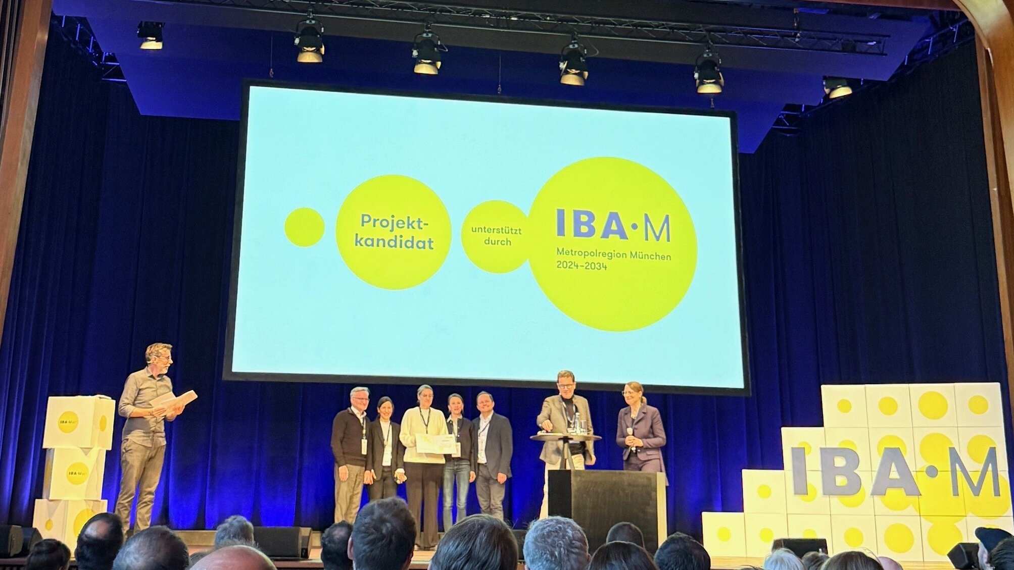 Auch Leute auf einer Bühne