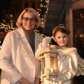 Das Engelchen und die Oberbürgermeisterin eröffnen den Christkindlesmarkt