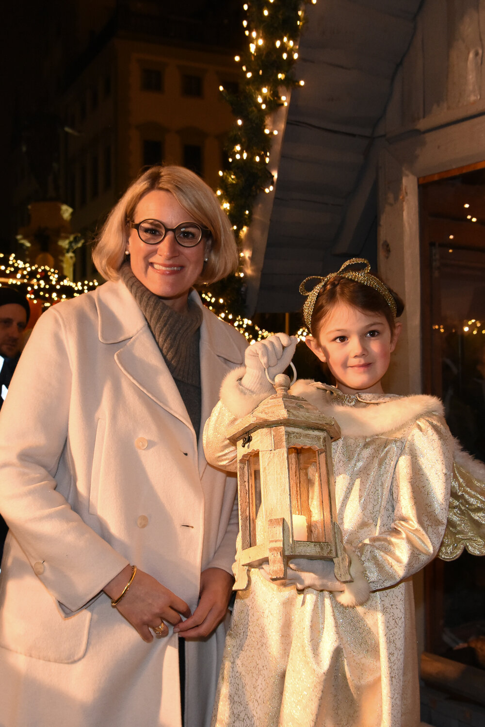 Das Engelchen und die Oberbürgermeisterin eröffnen den Christkindlesmarkt