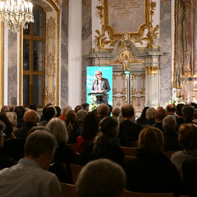 Der Kleine Goldene Sall ist voll besetzt - Eve Weber spricht