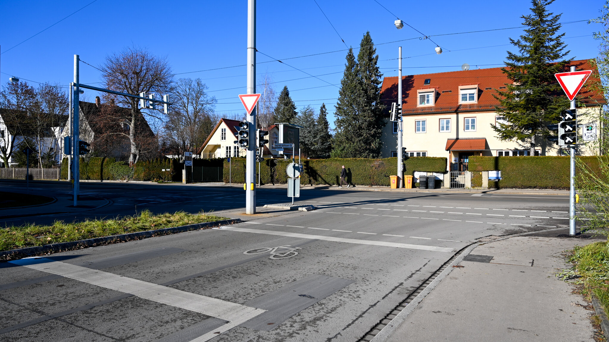 Eine Kreuzung mit einer neuen Ampel und einem Radweg. Vor der Haltelinie für Autos ist ein Fahrrad auf die Straße gezeichnet