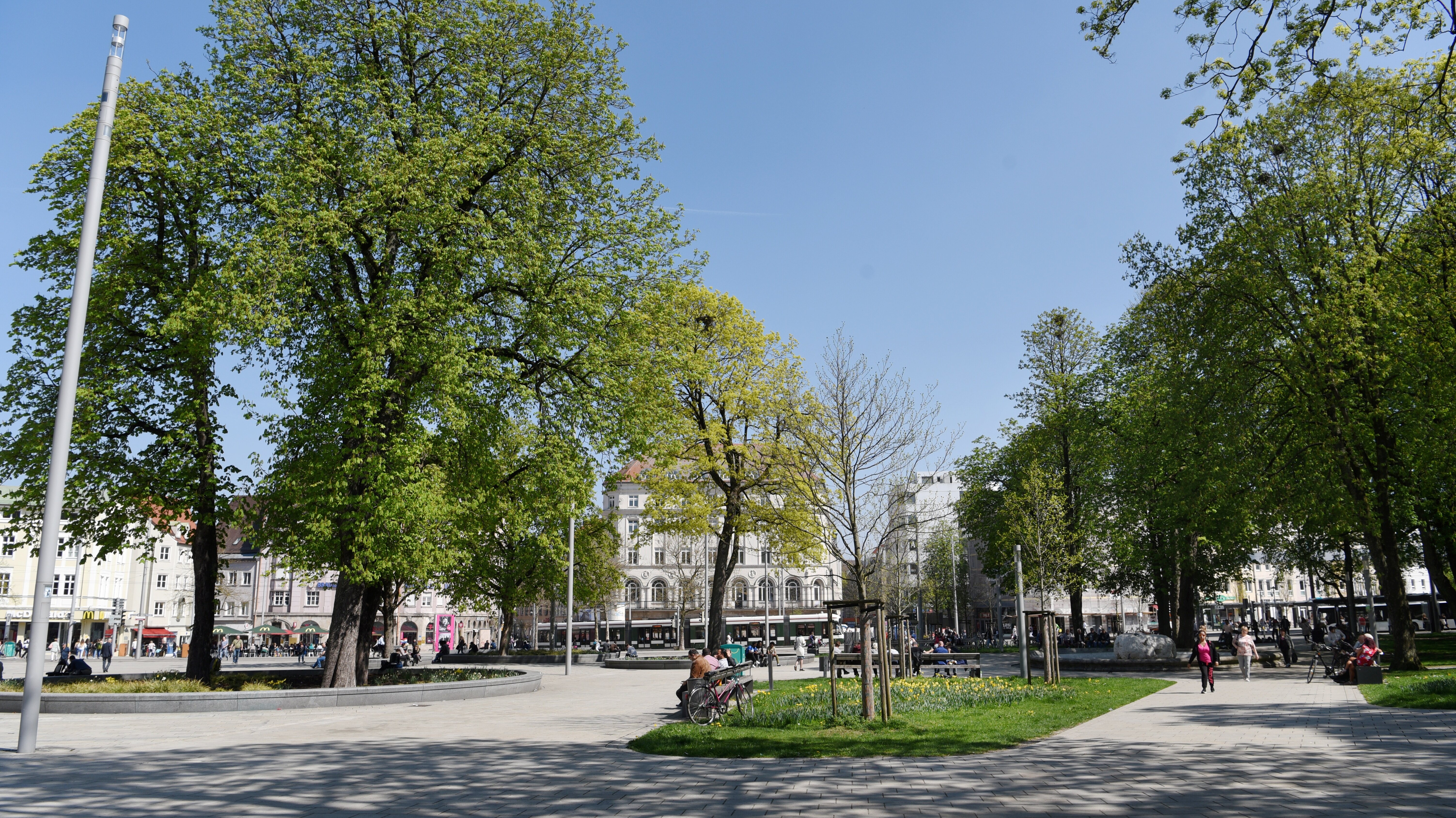 Das Bild zeigt den Königsplatz bei blauem Himmel