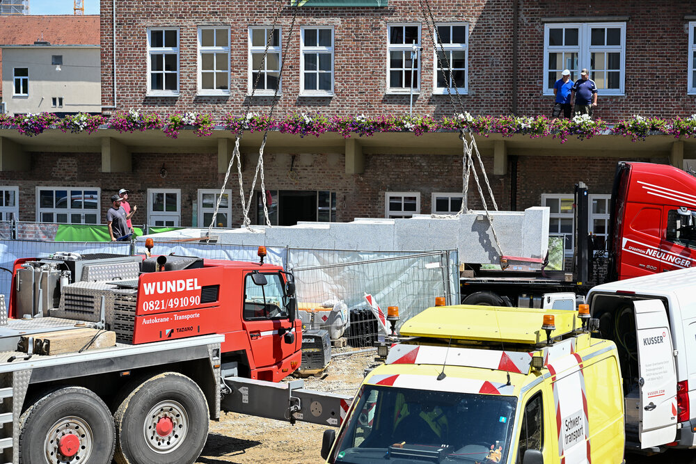 Anlieferung der Brunnenplatte mit dem LKW