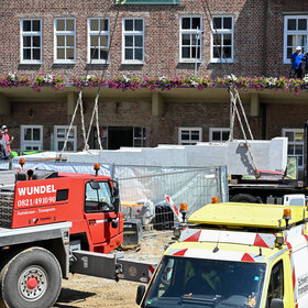 Anlieferung der Brunnenplatte mit dem LKW