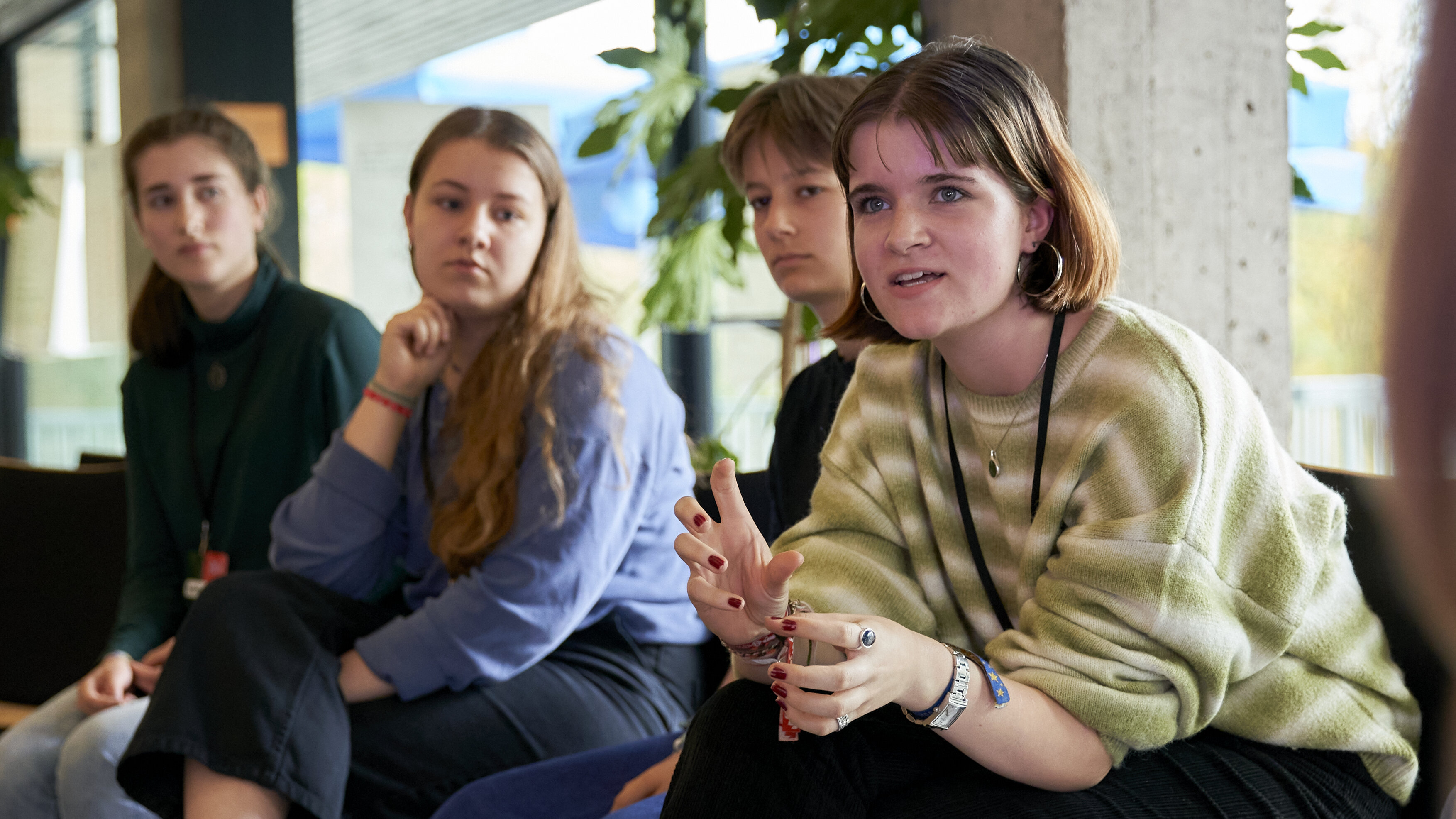 Vier junge Frauen in einer Diskussion