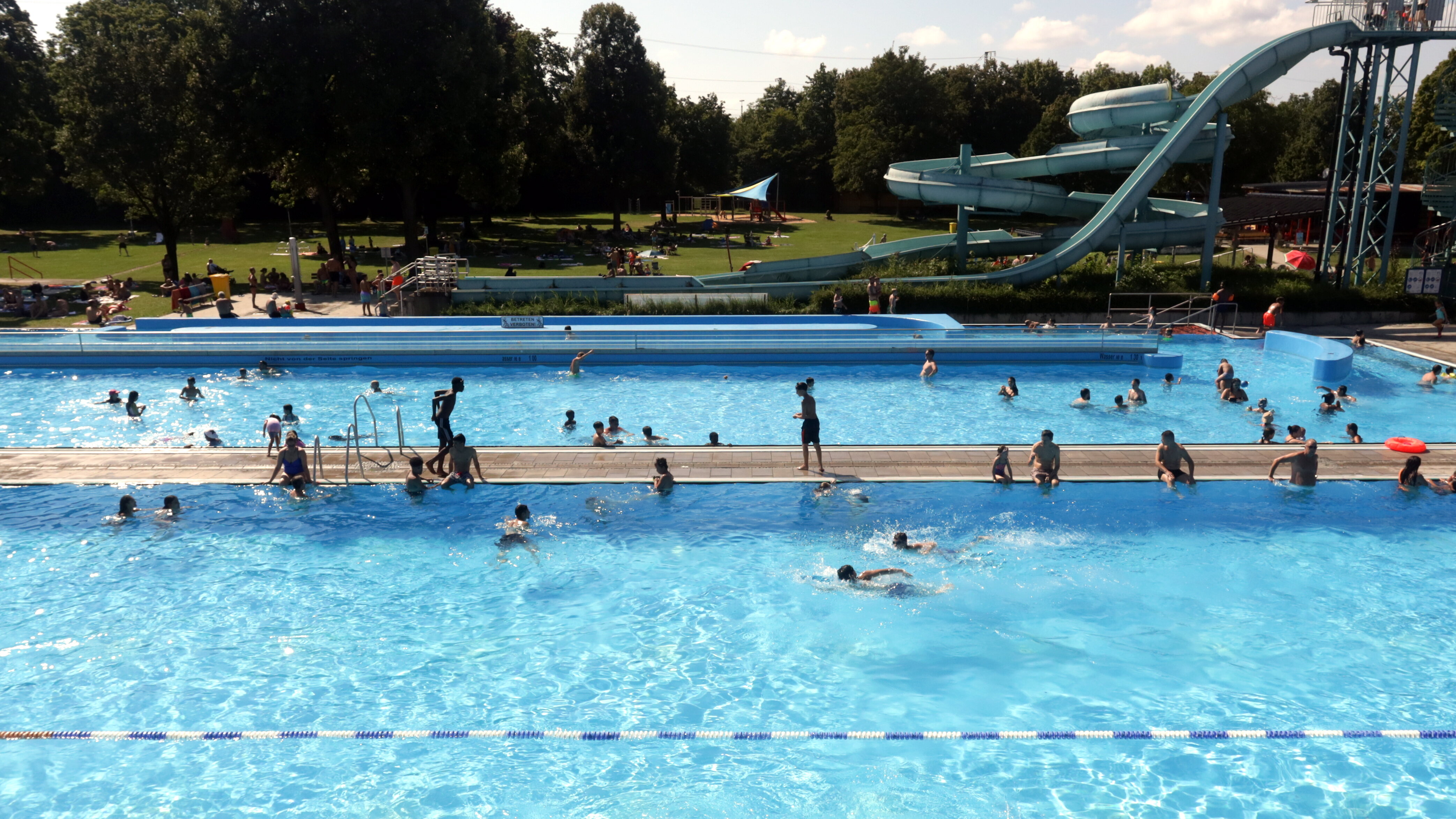 Viele Menschen in einem Schwimmbad