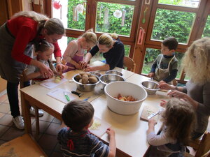 Gelebte Elternkooperation: Gemeinsame Kochaktion im städtischen Kinderhaus Ulrich-Schiegg-Straße