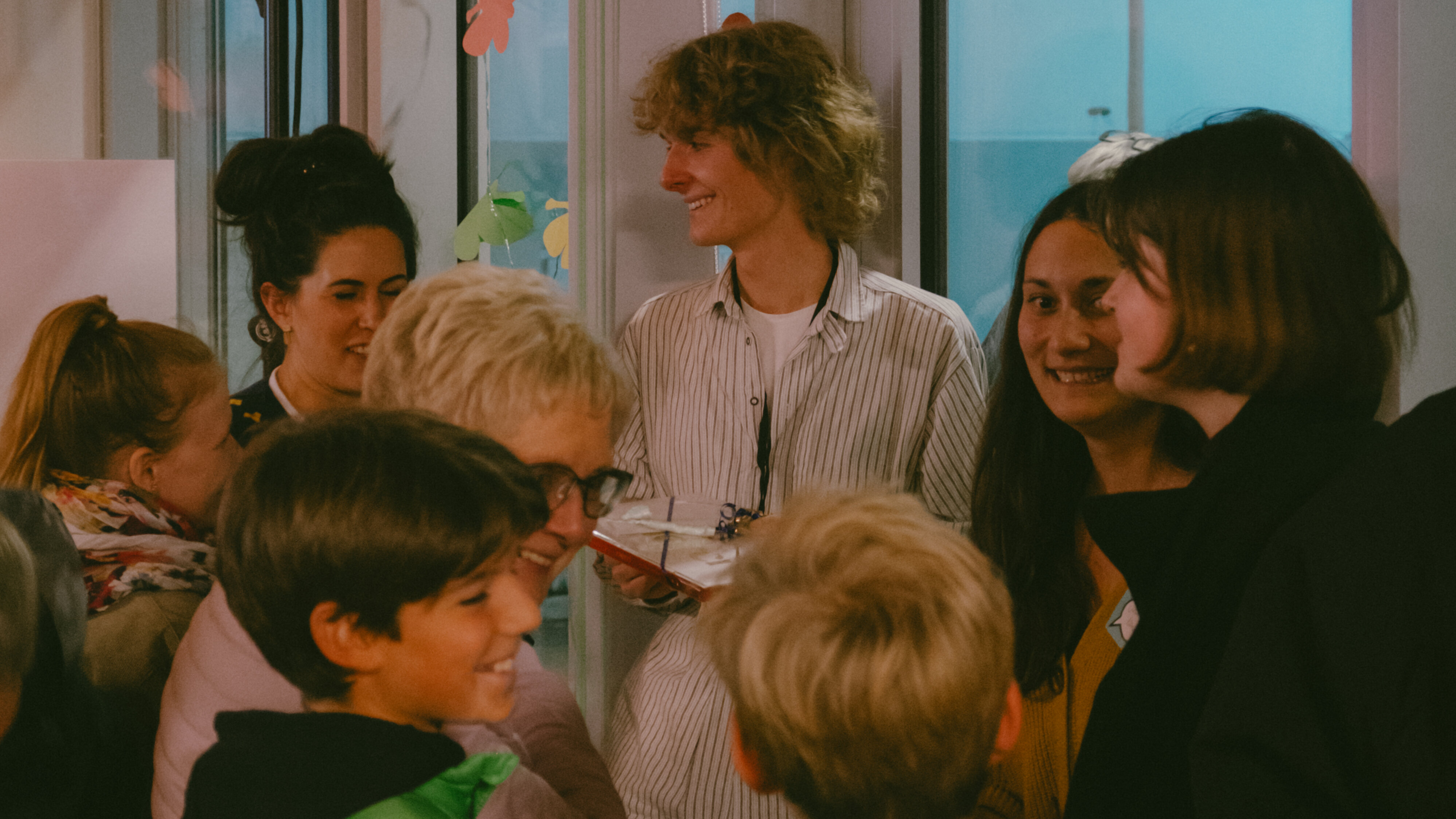 Kinder, Jugendliche und Erwachsene im Gespräch