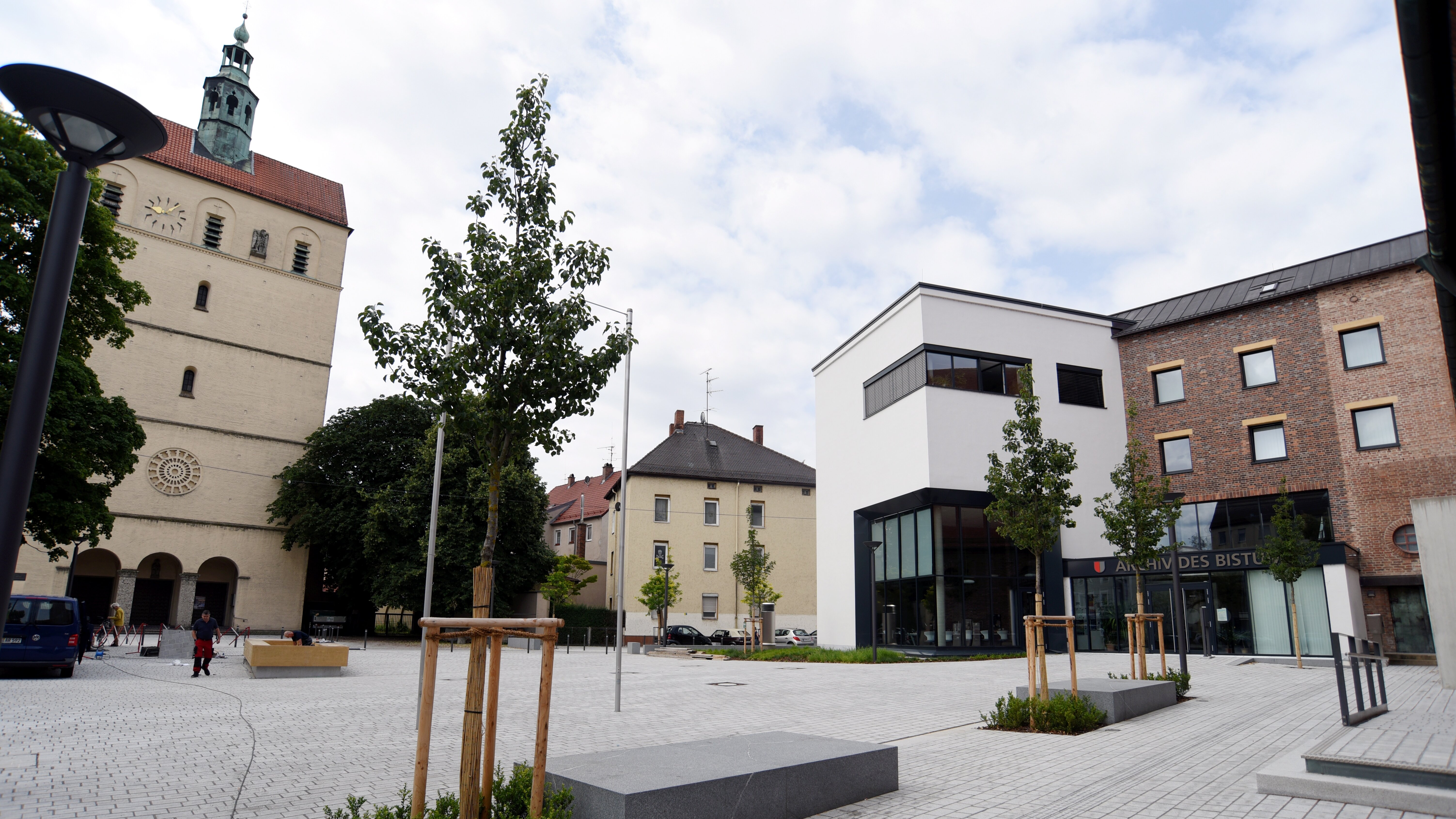 Ein Platz zwischen einer Kirche und einem großen Haus