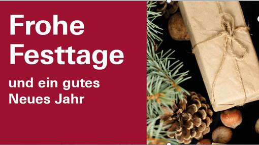 Frohe Festtage und ein gutes Neues Jahr, daneben ein Bild mit Tannenzweig, Kiefernzapfen und einem in Packpapeir eingewickeltes längliches Päckchen, das mit Bindfaden verschnürt ist