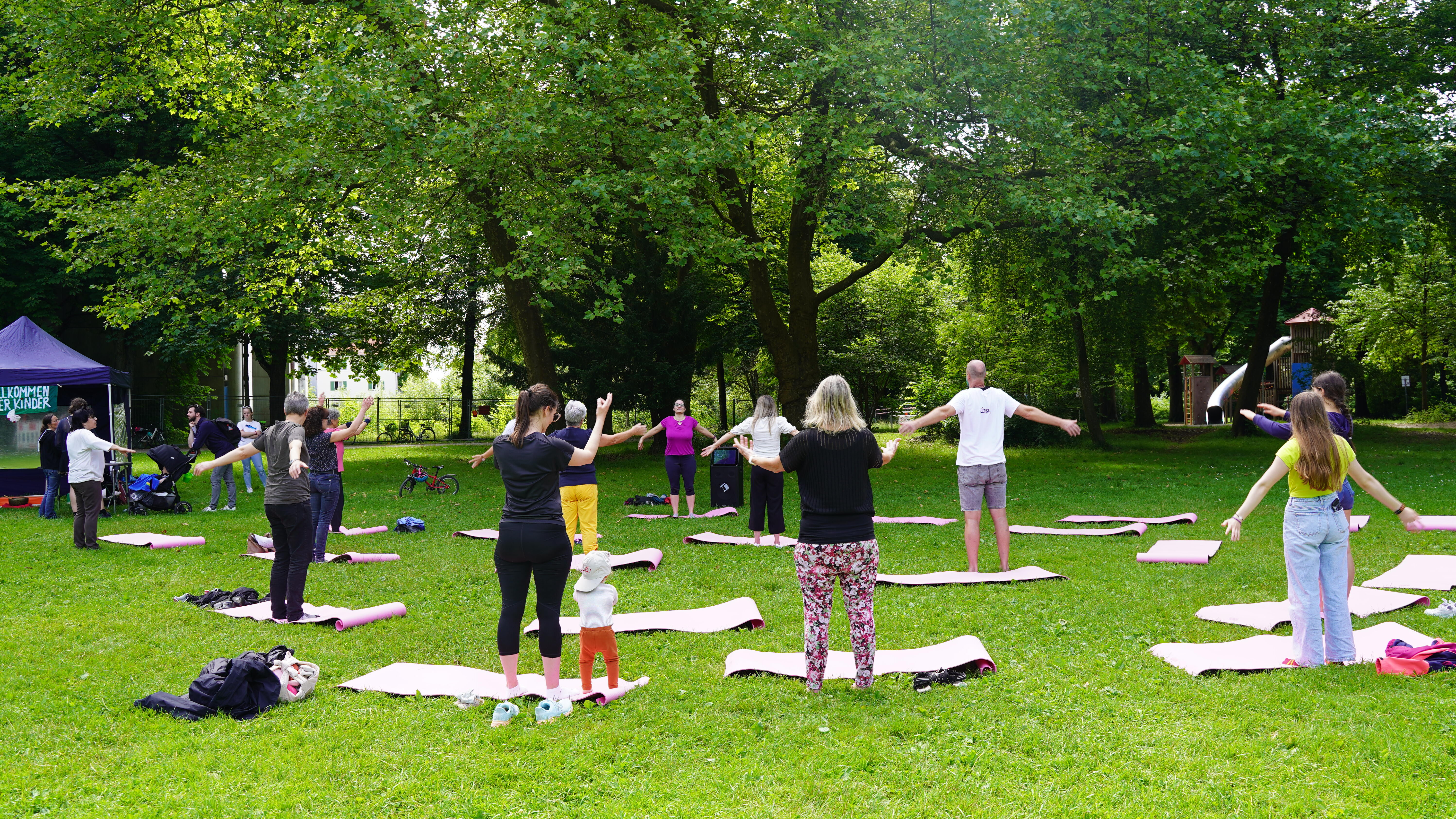 Menschen von hinten beim Sport im Park.