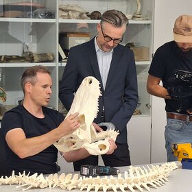 Präparator Adrian Armbruster im Gespräch mit Moderator Prof. Dr. Bertolt Meyer.