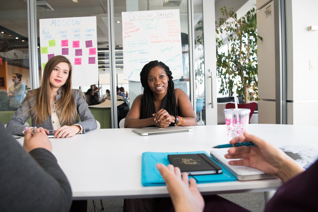 Zwei Frauen im Office sitzend