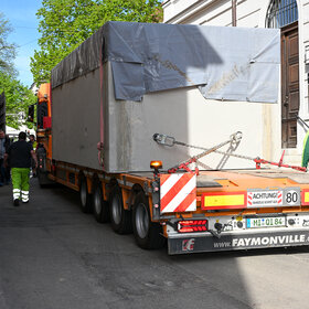 Einsetzen der Brunnenkammer auf dem Bauernmarkt. 
