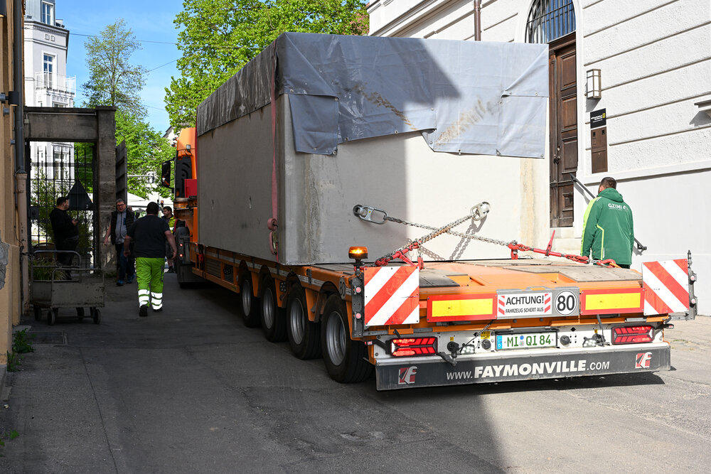 Einsetzen der Brunnenkammer auf dem Bauernmarkt. 