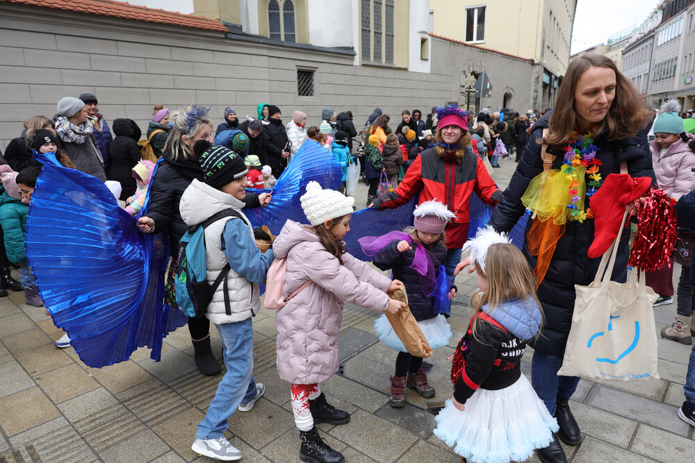 Zum vierten Mal fand am Rosenmontag 2026 in der Stadtmitte der Gaudiwurm statt. 