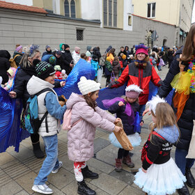 Zum vierten Mal fand am Rosenmontag 2026 in der Stadtmitte der Gaudiwurm statt. 