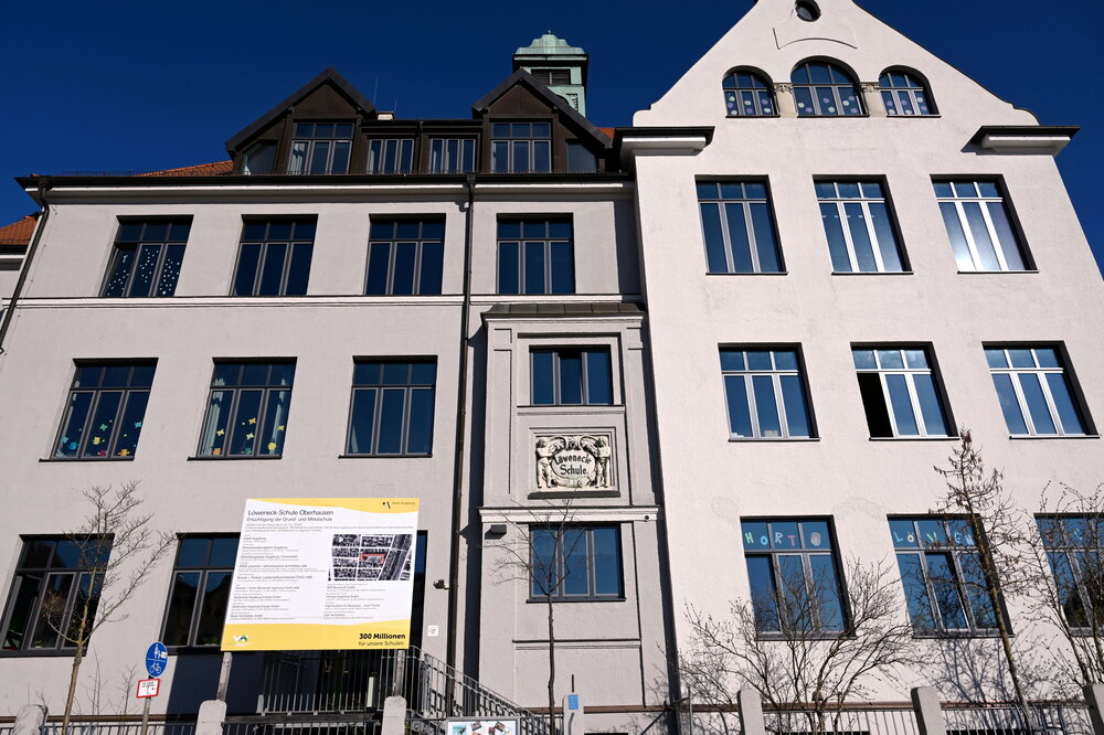 weißes Schulgebäude aus der Gründerzeit