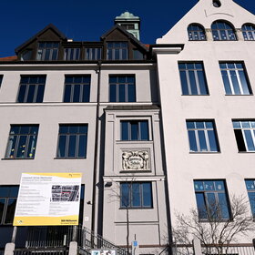 weißes Schulgebäude aus der Gründerzeit