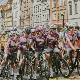 Viele Männer auf Fahrrädern in Sportkleidung an der Startlinie eines Radrennens