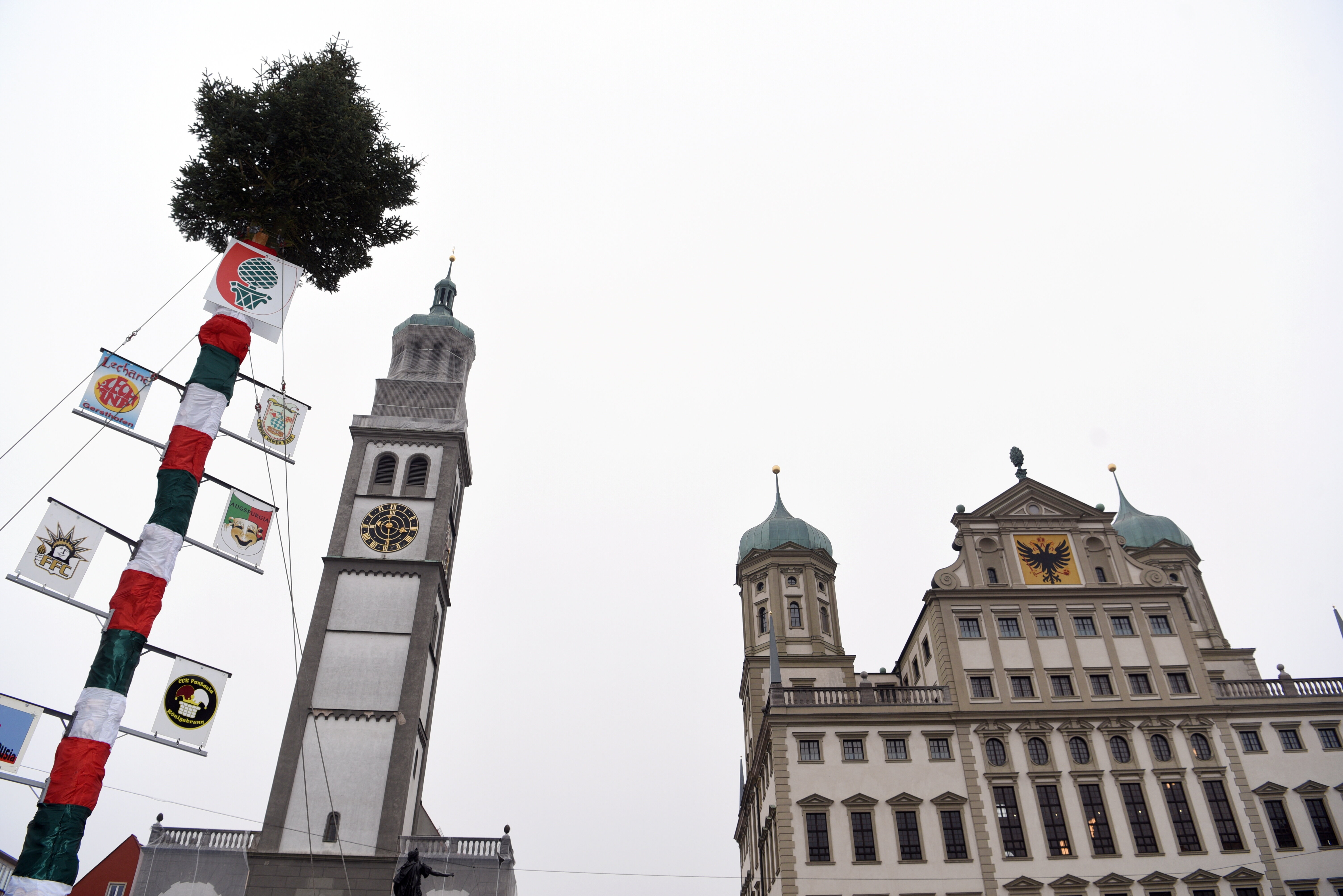 der Narrenbaum vor dem Augsburger Rathaus und dem Perlachturm.