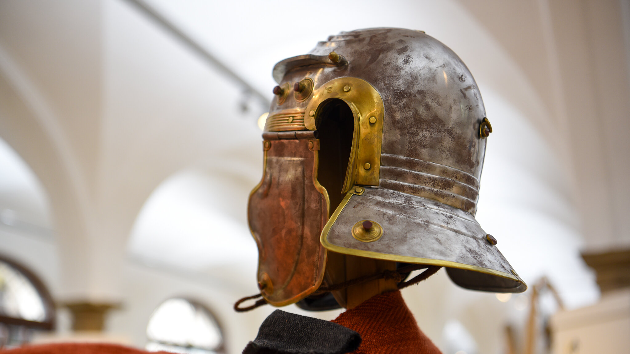 römischer Soldatenhelm mit Wangenschilden und Nackenschutz