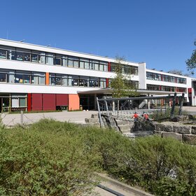 langestrecktes modernes Schulgebäude