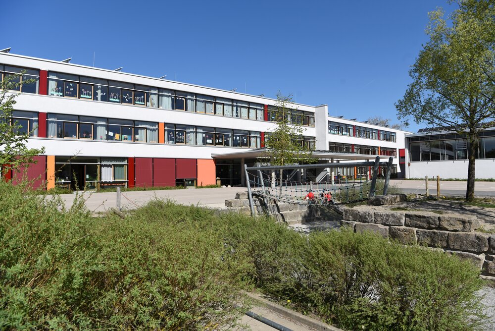 langestrecktes modernes Schulgebäude