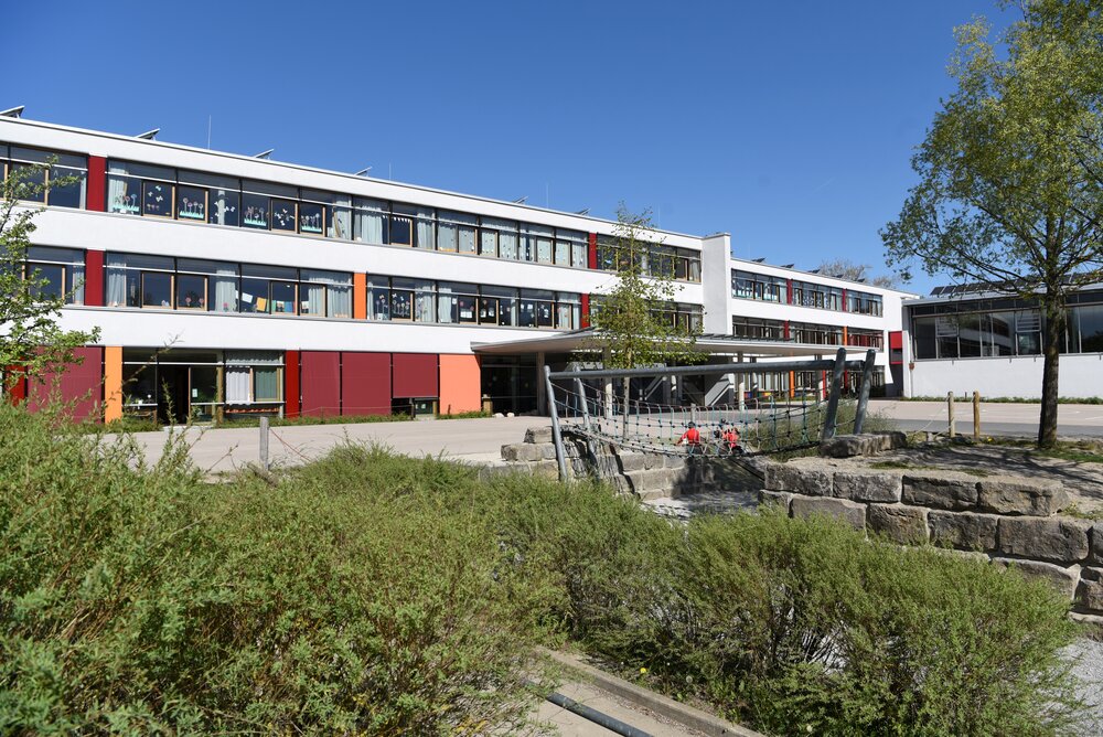 langestrecktes modernes Schulgebäude