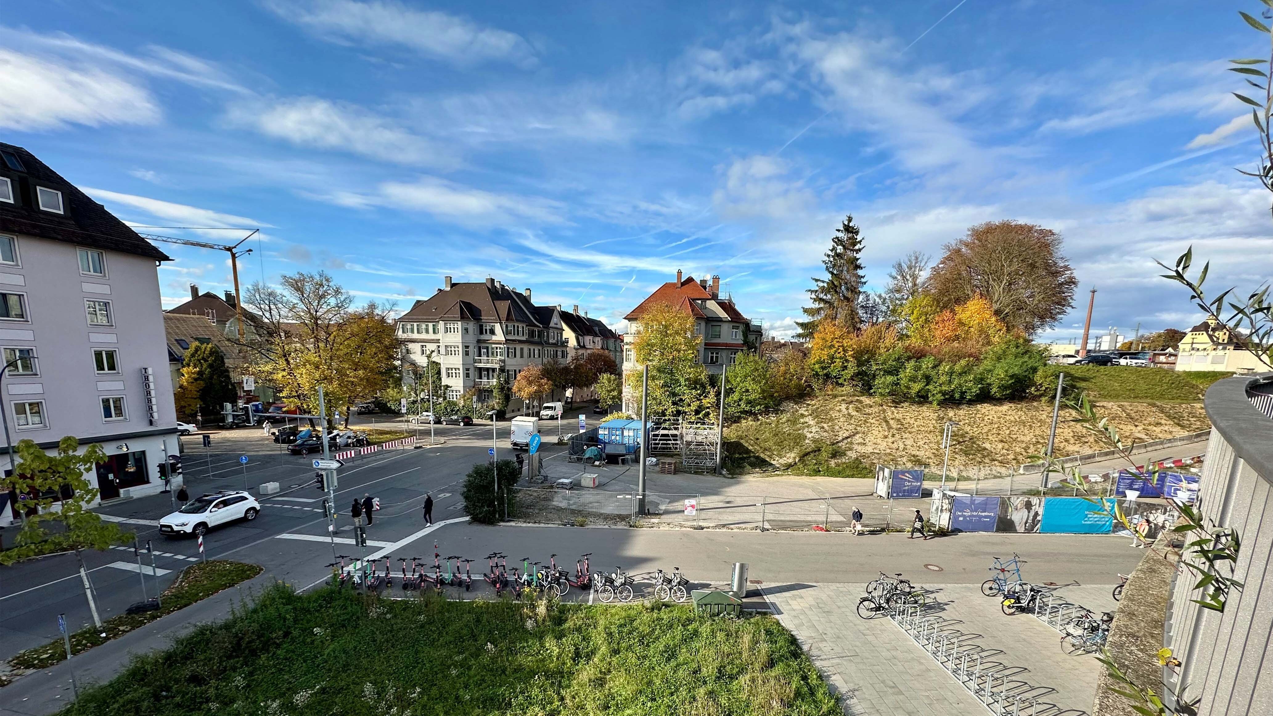 Blick auf den Tunnelausgang des neuen Hauptbahnhofes Richtung Rosenaustraße. Es sind Mehrfamilienhäuser und Bäume im Herbst zu sehen.