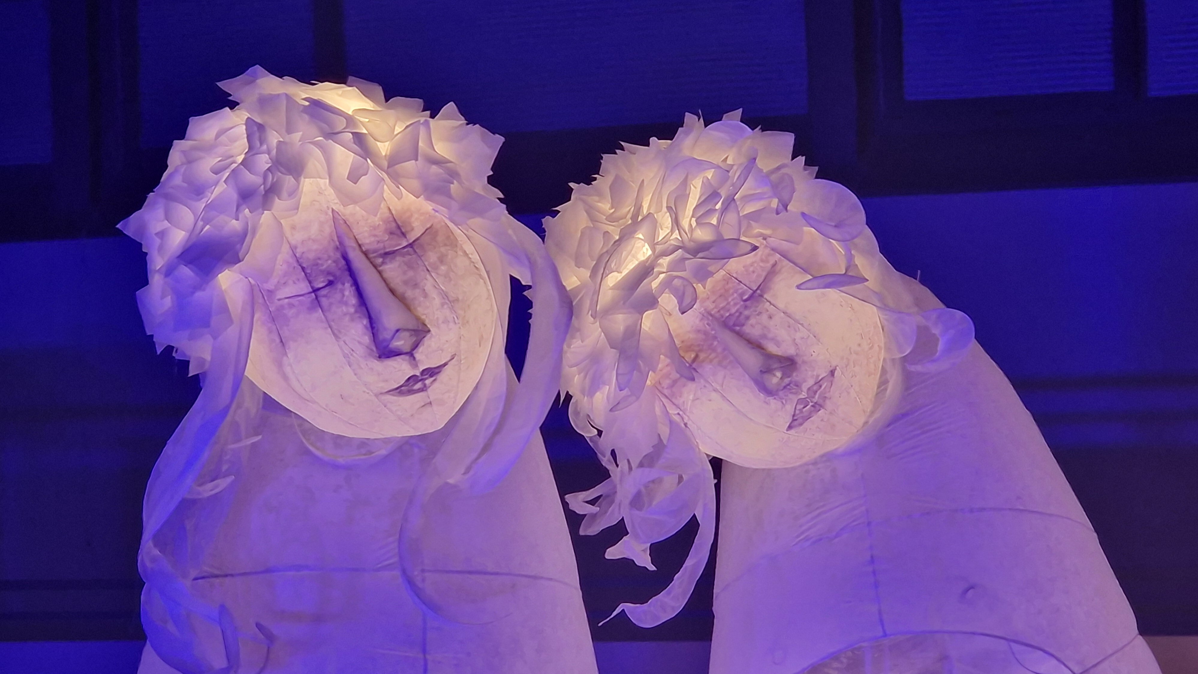 2 Figurenpuppen, die von innen her beleichtet scheinen, die Frau neigt den Kopf zur Schulter des Mannes
