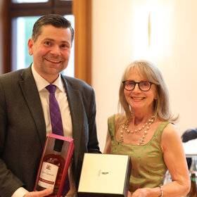 Festakt anlässlich der Jubiläen mit Inverness und Liberec im Augustanasaal.  Oberbürgermeister Dr. Florian Freund mit Provost Glynis Campbell-Synclair aus Inverness.