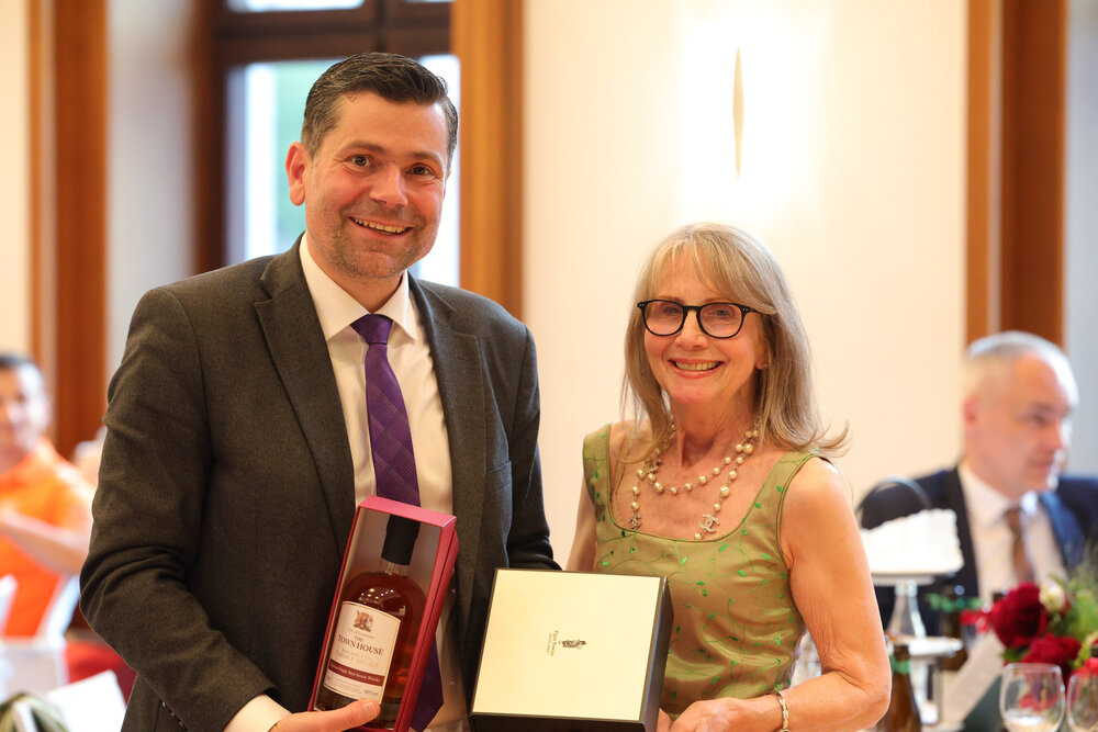 Festakt anlässlich der Jubiläen mit Inverness und Liberec im Augustanasaal.  Oberbürgermeister Dr. Florian Freund mit Provost Glynis Campbell-Synclair aus Inverness.