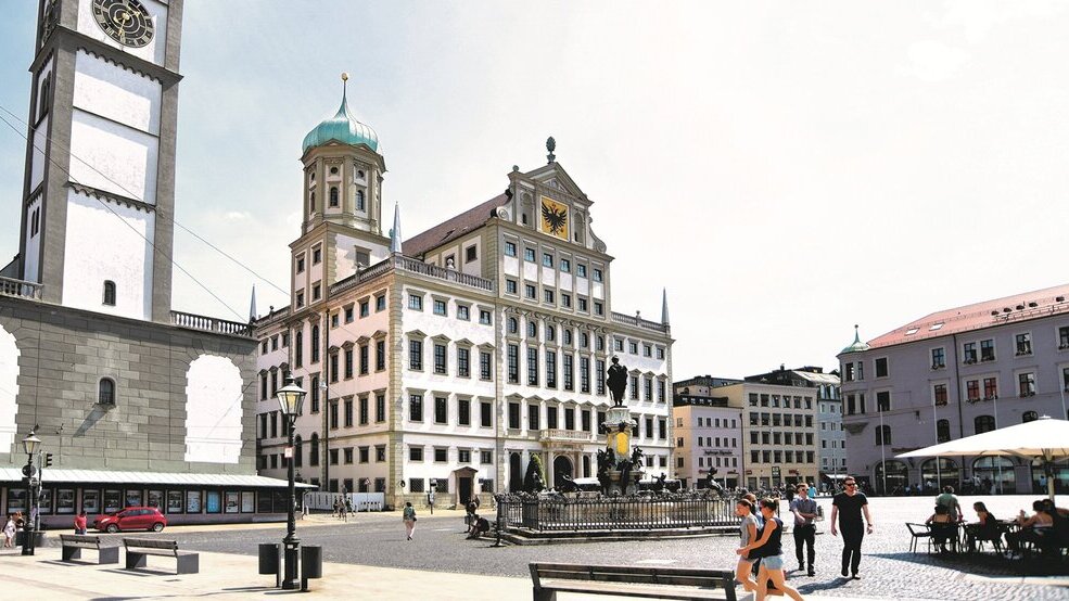 Sommertag auf dem Rathausplatz. Es sind kaum Leute zu sehen.