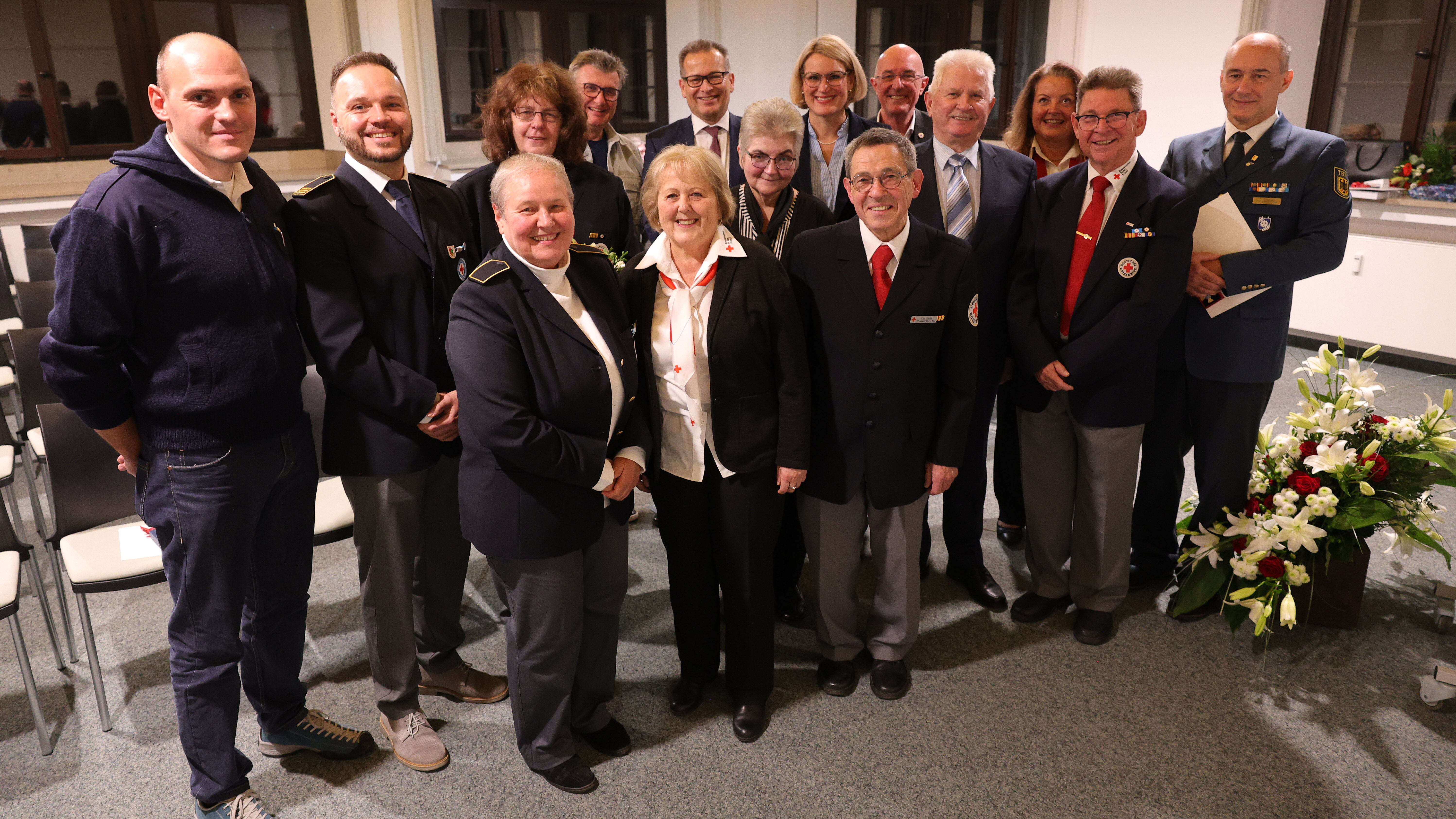 Viele Leute in blauen Uniformen. Auch Oberbürgermeisterin Eva Weber ist dabei