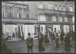 Maßnahmen zur Sicherung des Geschäfts der Brüder Landauer nach der Plünderung in Folge der Februarunruhen.