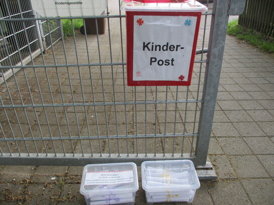  Bunte Briefpost am Zaun erheitert Team und Familien der städtischen Kita Josef-Priller-Straße