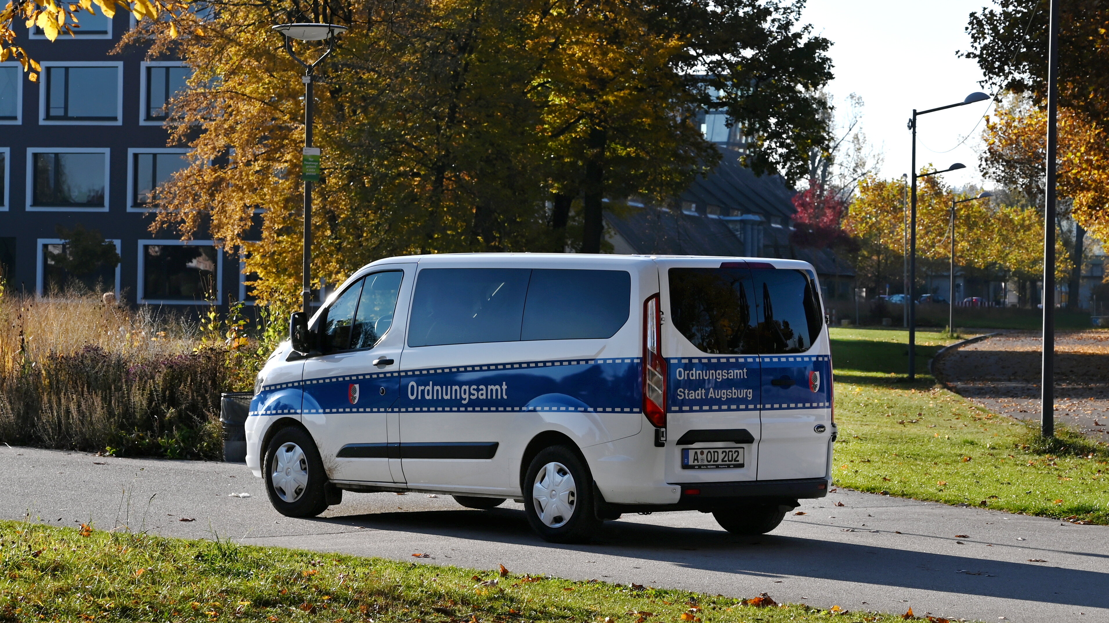 weißer Van mit Aufschrift auf blauem Streifen: Ordnungsamt 