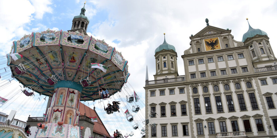 Vor der Kulisse des Rathauses dreht sich seit Freitagmittag ein Kettenkarussell