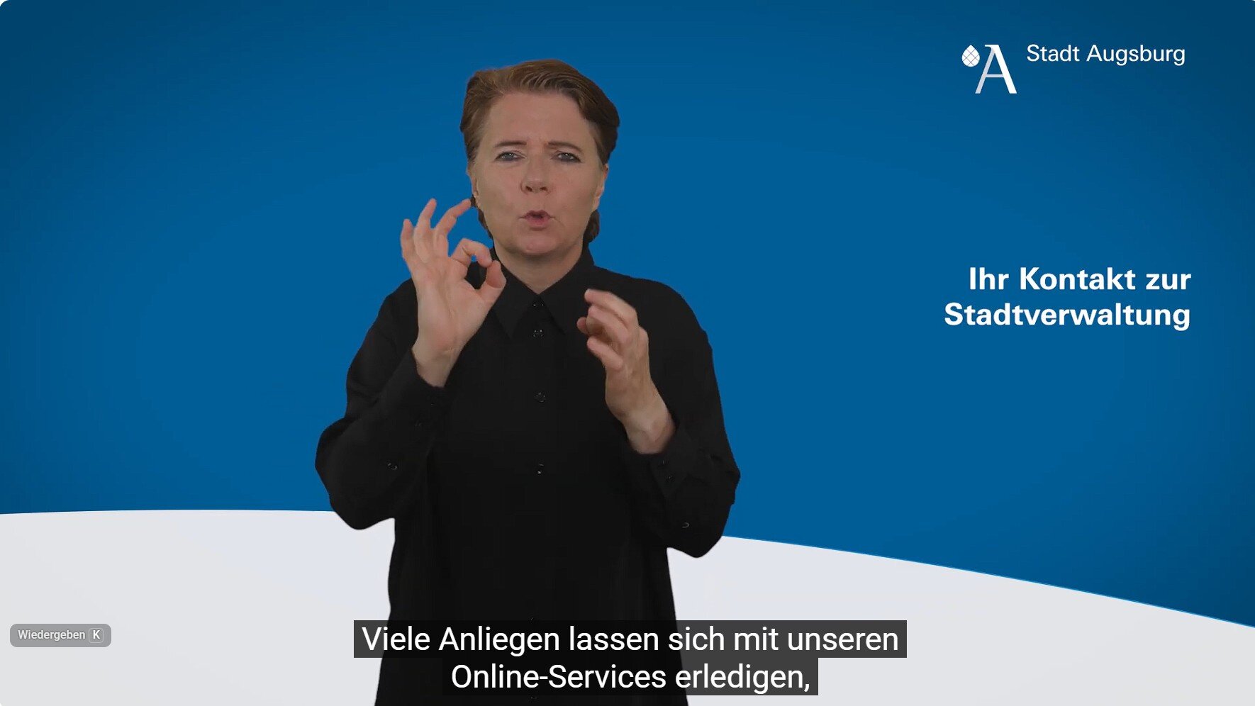 Das Bild zeigt einen Ausschnitt aus einem Video. Eine Frau macht eine Gebärde. Im Untertitel steht der Text "Viele Anliegen lassen sich mit unseren Online-Services erledigen"